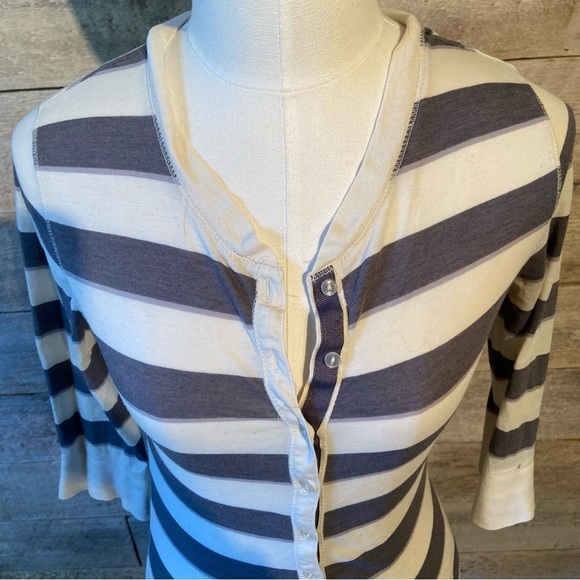 🛍️3/$30 Aéropostale women’s grey & white striped top in size medium - Picture 5 of 6
